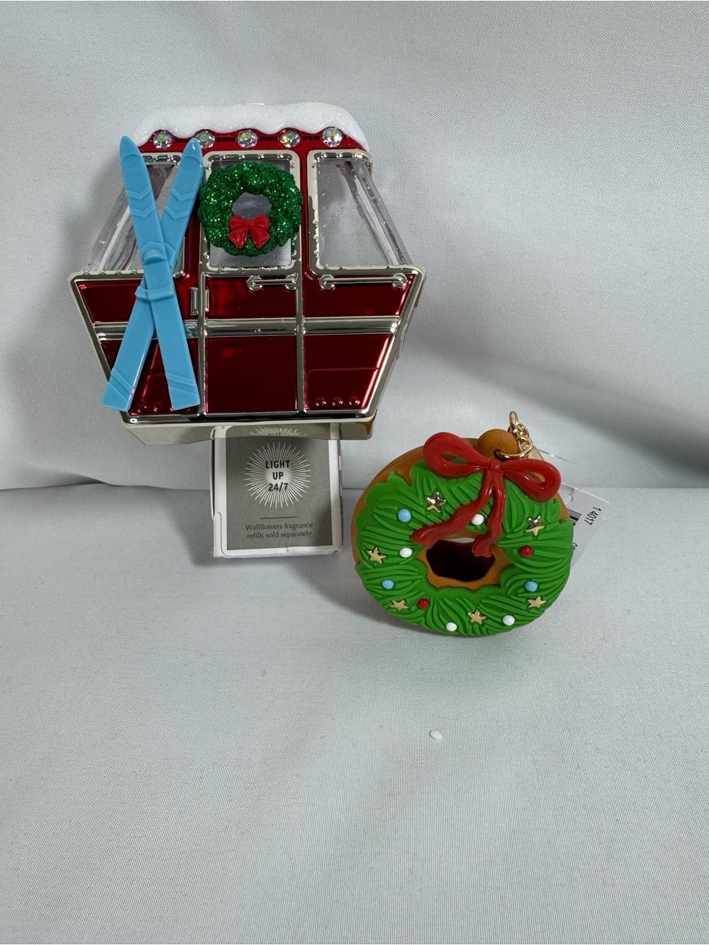 Holiday Ski Gondola and Wreath Plug-In Nightlight with Green Wreath Ornament